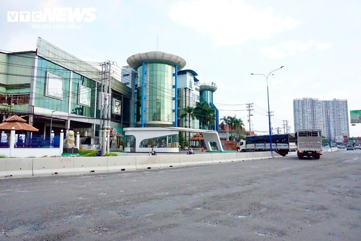 Ghi nhận của PV Báo Điện tử VTC News những ngày cuối tháng 9, dọc Quốc lộ 13 đoạn từ trạm thu phí Lái Thiêu đến cầu Vĩnh Bình (thuộc phường Lái Thiêu và phường Bình Hòa, TP.HCM), nhiều vị trí đang được tập trung thi công, hoàn thiện những hạng mục cuối trong quá trình nâng cấp, mở rộng đường.