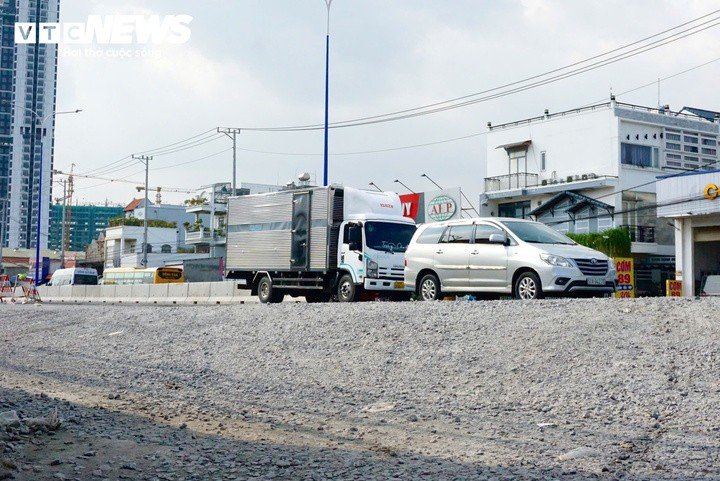 Đáng chú ý, sau khi nền đường được nâng cao, hàng loạt nhà dân, cửa hàng hai bên tuyến đường bỗng trở nên “lọt thỏm”. Có nơi mặt đường, miệng cống mới cao hơn nền nhà 1,5m.