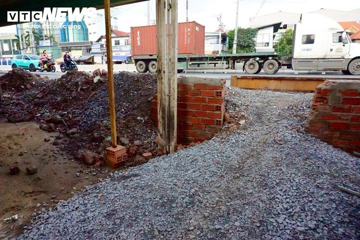 Để duy trì lối ra vào trong thời gian công trình thi công, một số hộ phải đắp đất, kê gạch, dùng ván hoặc tấm sắt tạo thành cầu tạm nối từ nhà ra đường.