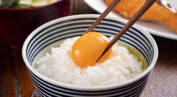 Cơm với trứng sống là món ăn phổ biến ở Nhật Bản. (Ảnh: Japaholic)