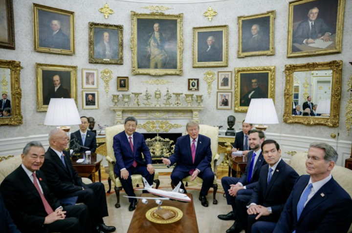 Nhà lãnh đạo Mỹ và Trung Quốc hội đàm tại Phòng Bầu dục. (Ảnh: Reuters)