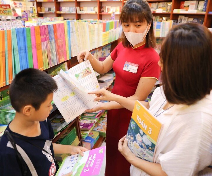 Bộ GD&ĐT dự kiến giao các địa phương chịu trách nhiệm in, phát hành sách giáo khoa, cắt giảm khâu trung gian, tiết giảm chi phí và tiền mua sách của học sinh. (Ảnh: NXBGDVN)