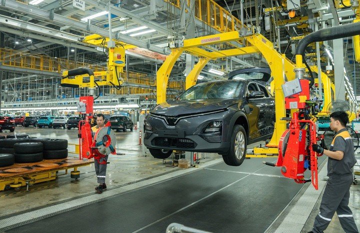 Vượt qua nhiều khó khăn chi phí tăng liên tục từ đầu năm 2026, các doanh nghiệp đang chạy nước rút hoàn thành KPI tăng trưởng. (Ảnh minh họa: VinFast)
