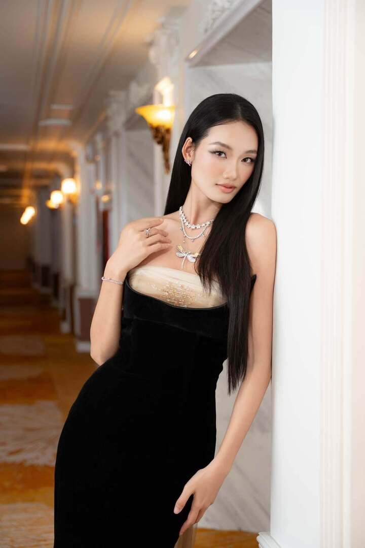 Trước khi đăng quang Miss Universe Vietnam 2026, Nguyễn Quỳnh Anh không phải gương mặt xa lạ với khán giả. Cô hoạt động nhiều năm trong làng thời trang, có thành tích cao tại một số cuộc thi người mẫu trong nước lẫn quốc tế.