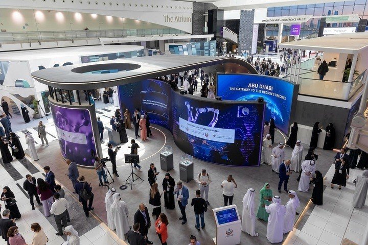 Không gian triển lãm tại Abu Dhabi Global Health Week 2025, nơi các giải pháp y tế được giới thiệu trực tiếp tới cơ quan quản lý, chuyên gia, doanh nghiệp và nhà đầu tư. (Ảnh: dmg events)