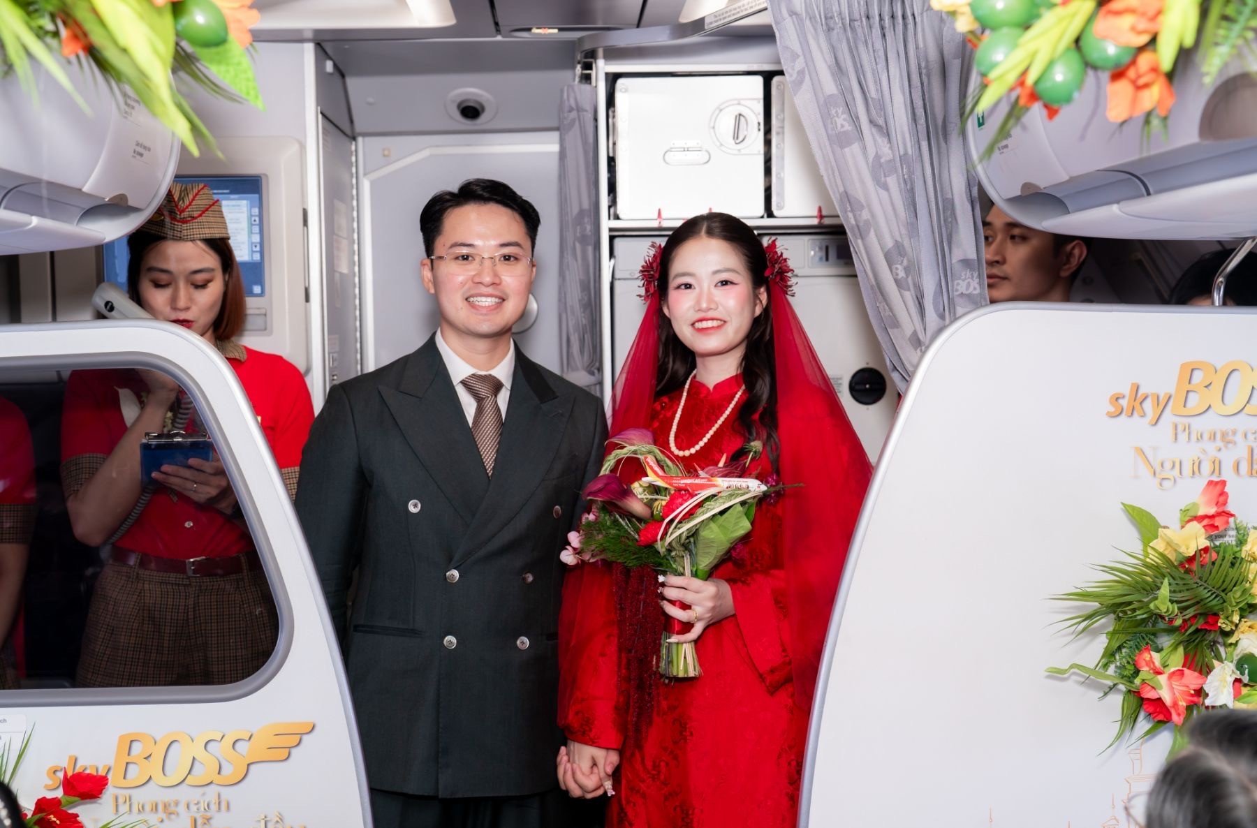 03-1790997357-dua-nang-ve-dinh-bang-may-bay-cua-vietjet-doi-tre-co-le-dua-dau-dac-biet-giua-tang-may