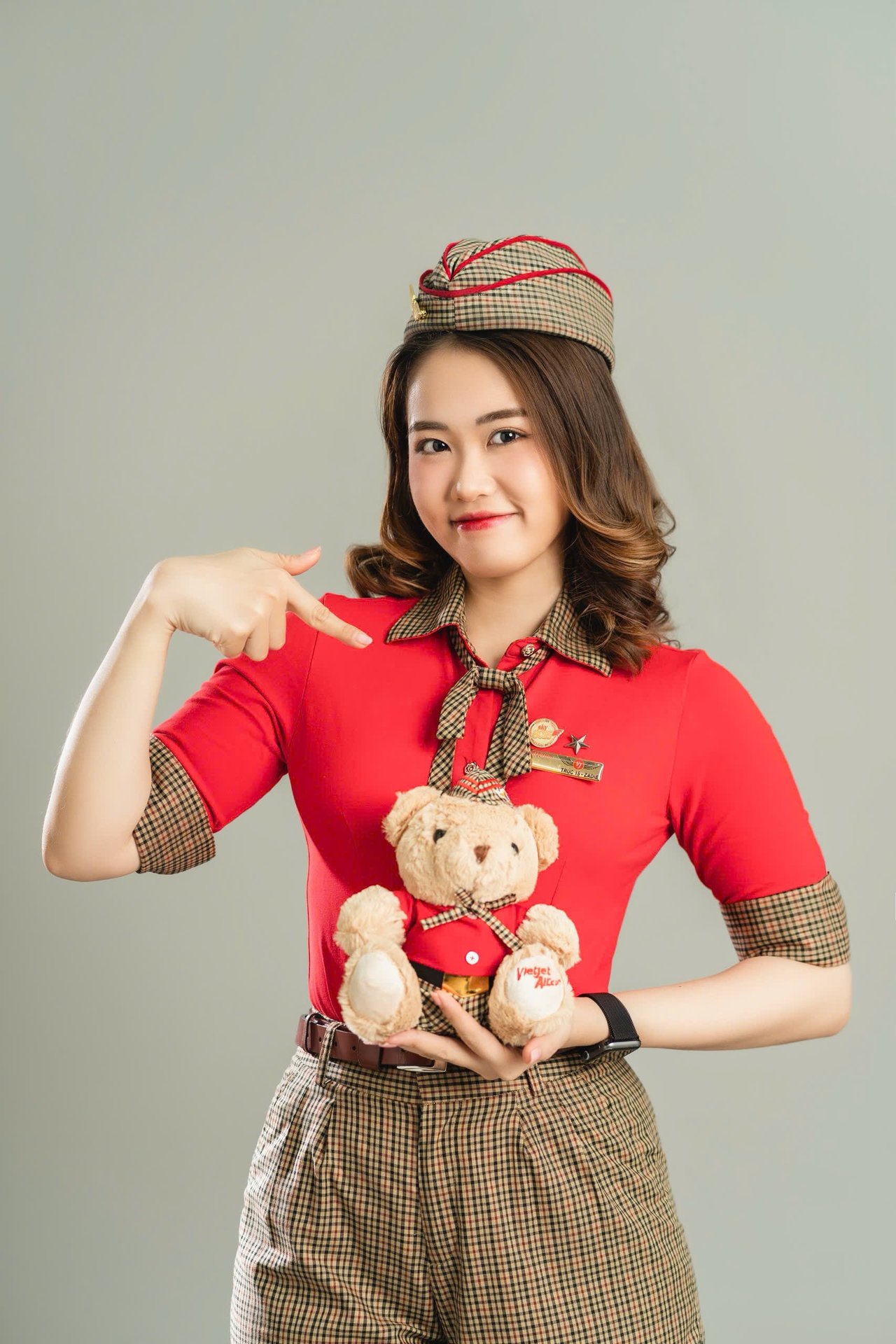 03-1790997357-dua-nang-ve-dinh-bang-may-bay-cua-vietjet-doi-tre-co-le-dua-dau-dac-biet-giua-tang-may