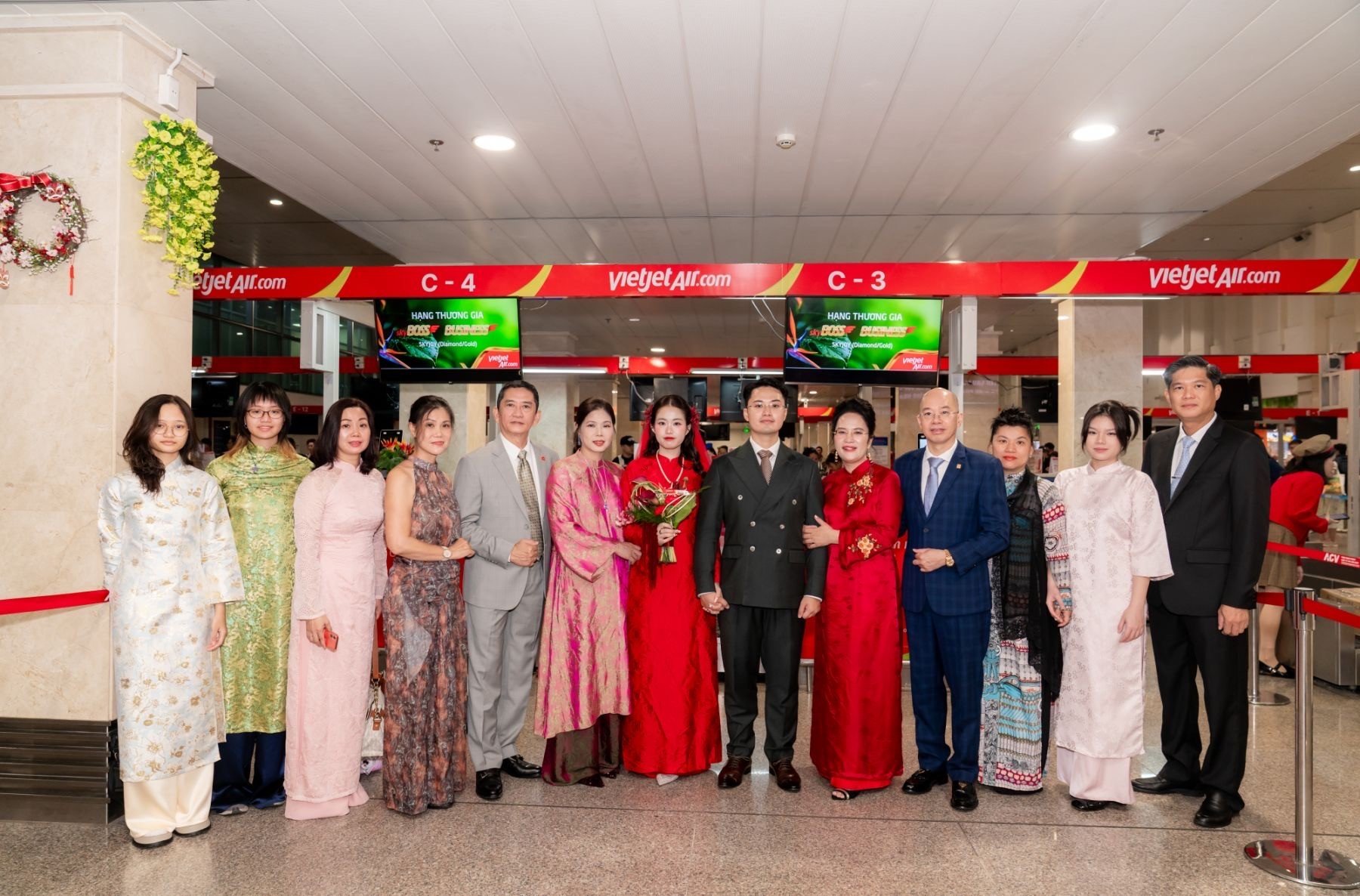 03-1790997358-dua-nang-ve-dinh-bang-may-bay-cua-vietjet-doi-tre-co-le-dua-dau-dac-biet-giua-tang-may