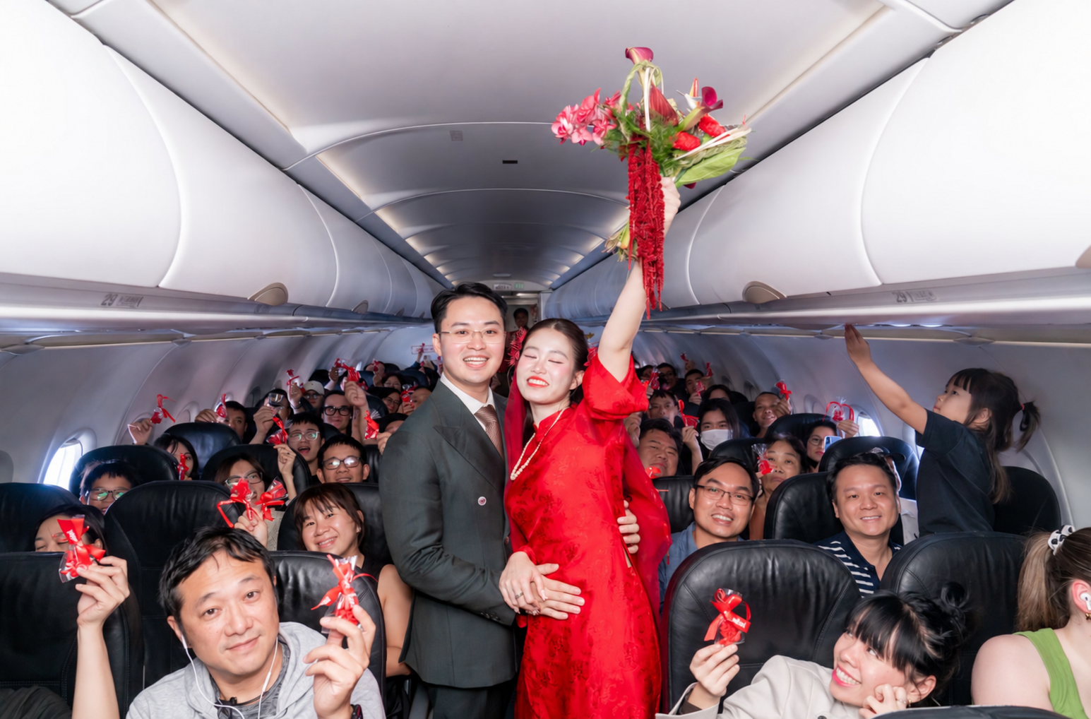 03-1790997358-dua-nang-ve-dinh-bang-may-bay-cua-vietjet-doi-tre-co-le-dua-dau-dac-biet-giua-tang-may