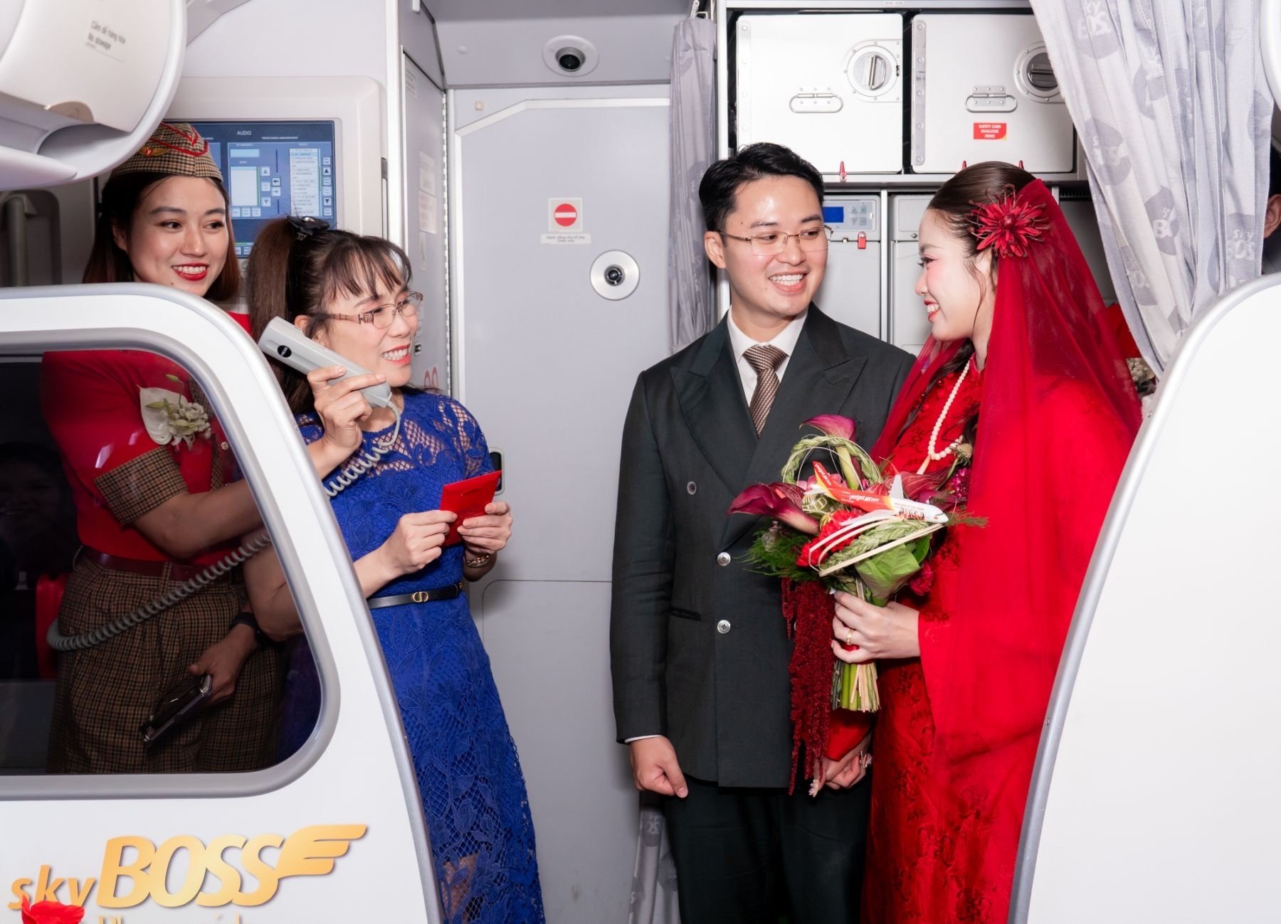 03-1790997358-dua-nang-ve-dinh-bang-may-bay-cua-vietjet-doi-tre-co-le-dua-dau-dac-biet-giua-tang-may