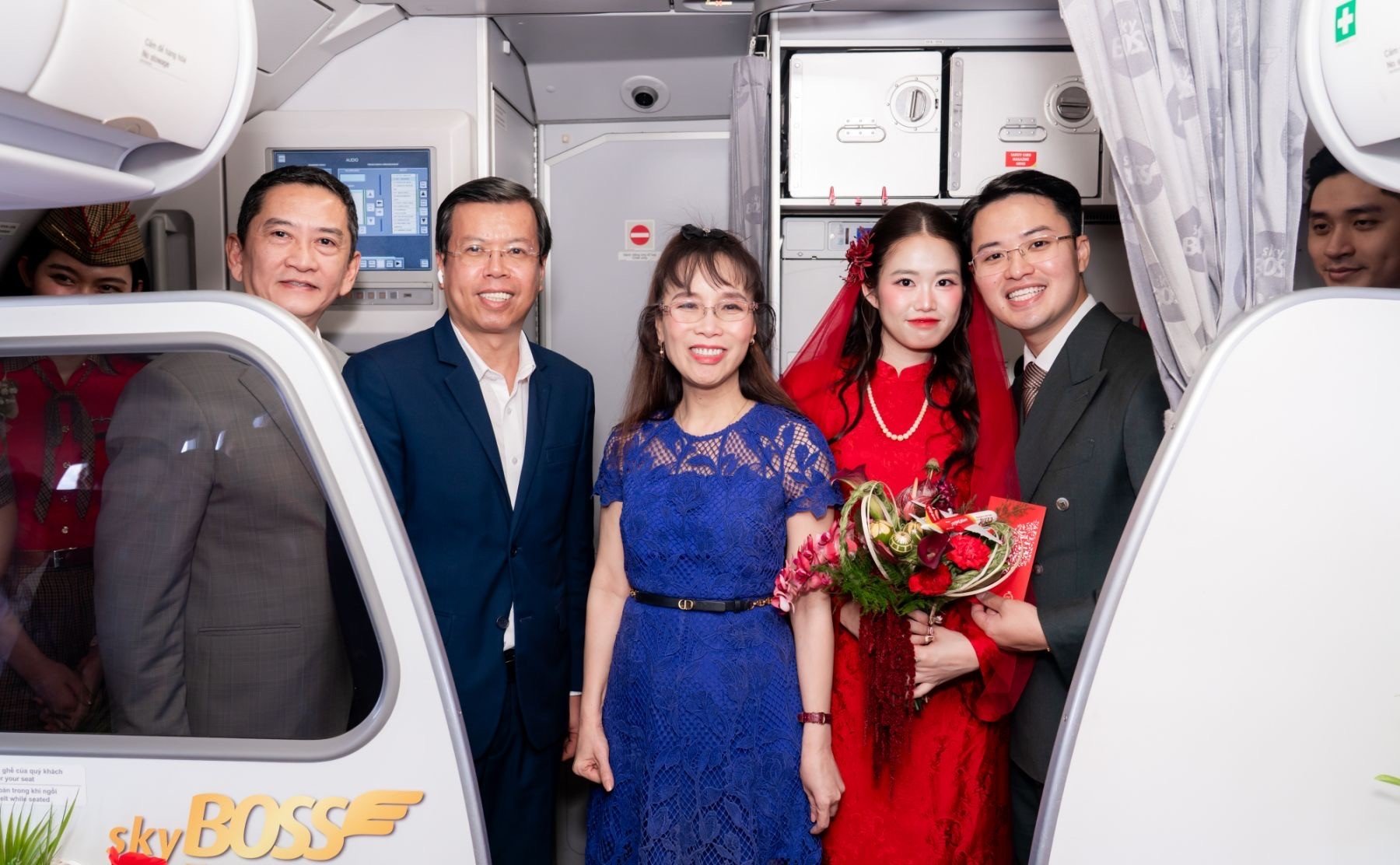 03-1790997359-dua-nang-ve-dinh-bang-may-bay-cua-vietjet-doi-tre-co-le-dua-dau-dac-biet-giua-tang-may