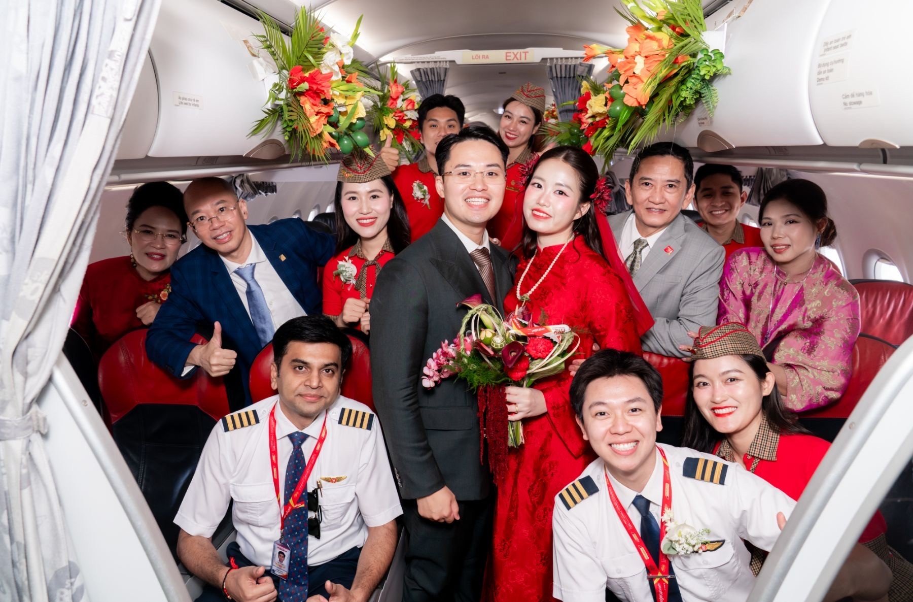 03-1790997359-dua-nang-ve-dinh-bang-may-bay-cua-vietjet-doi-tre-co-le-dua-dau-dac-biet-giua-tang-may