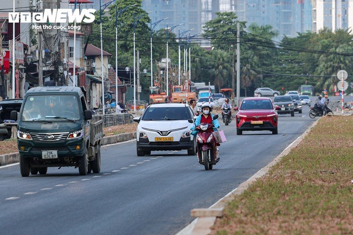 Các phương tiện có thể lưu thông trên tuyến, trong khi nhiều hạng mục vẫn đang được hoàn thiện.