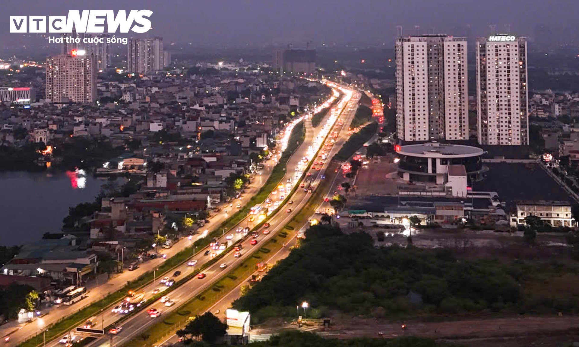 Giao thông trên Vành đai 3 trên cao trước đề xuất bỏ làn khẩn cấp - 4