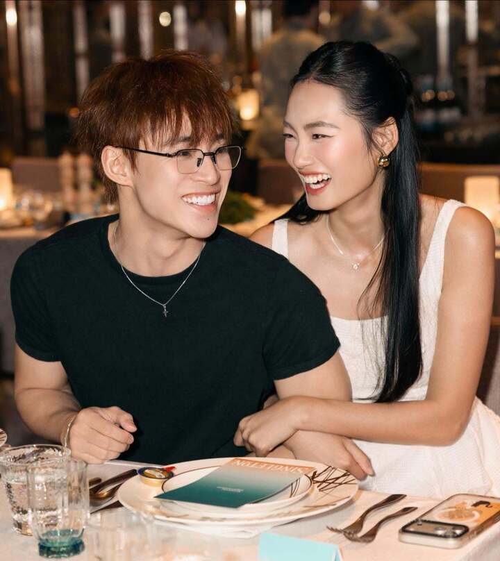 Khi sánh đôi cùng bạn trai Neyun - người mẫu,TikToker, Quỳnh Anh cũng chọn trang phục tối giản. Cả hai thường chia sẻ hình ảnh hẹn hò, đi du lịch cùng nhau.