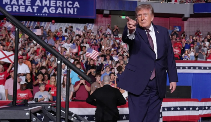 Tổng thống Mỹ Donald Trump phát biểu tại cuộc mít tinh tranh cử ở Trung tâm Mitchell tại Mobile, bang Alabama ngày 2/10. (Ảnh: AP)
