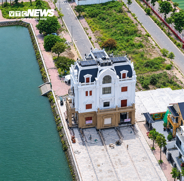 Ngôi biệt thự được đưa đến vị trí mới và đang được cố định, hoàn thiện phần móng.