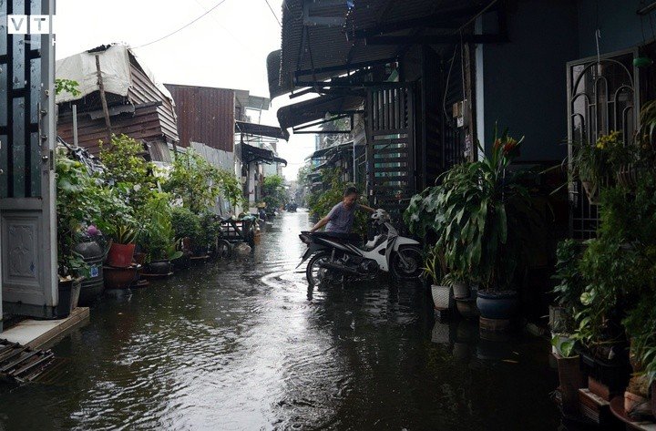 Bà Trần Thị Thu cho biết những ngày qua, gia đình phải tạm gác công việc để ở nhà trông đồ đạc mỗi khi nước dâng. “Hổm rày thấy nước ngập hoài không rút nên tôi xin nghỉ làm ở nhà để còn canh chừng, bê đồ đạc lên cao mỗi khi nước dâng. Nước ngập tầng trệt cả tuần khiến gia đình không nấu ăn được. Nhà vệ sinh phía dưới cũng bị nước đẩy từ bồn cầu lên nên cả nhà phải leo lên lầu ở”, bà Thu kể.