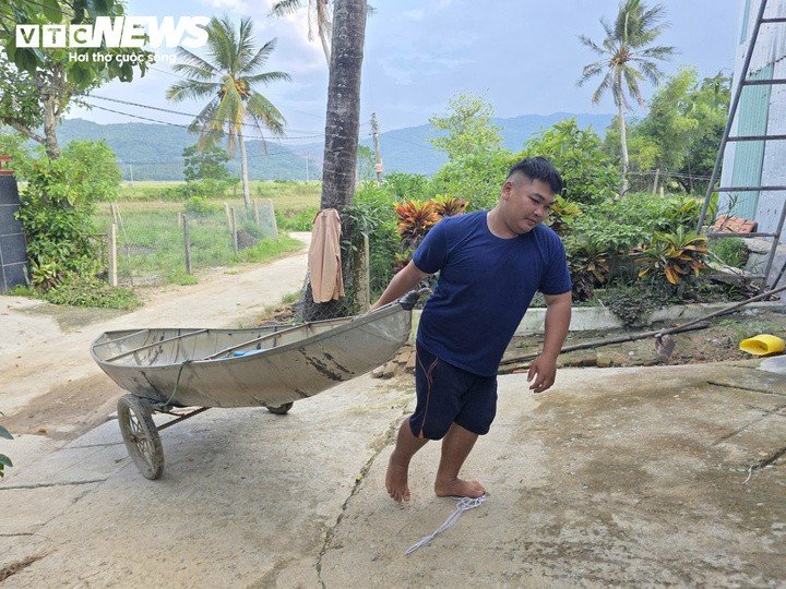 Tại thôn Phú Hữu, xã Hòa Thịnh, tỉnh Đắk Lắk nơi từng chịu ảnh hưởng nặng nề trong đợt lũ cuối năm 2025, người dân chủ động chuẩn bị các phương án phòng, tránh lũ ngay trước mùa mưa bão năm 2026. Nhà nào cũng sắm cho mình một chiếc ghe để di chuyển.