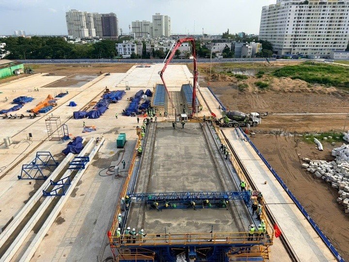 Phiến dầm điển hình có kích thước dài x rộng x cao lần lượt là 32,6 x 12,6 x 3,015 (m), sử dụng khoảng 280 m3 bê tông.
