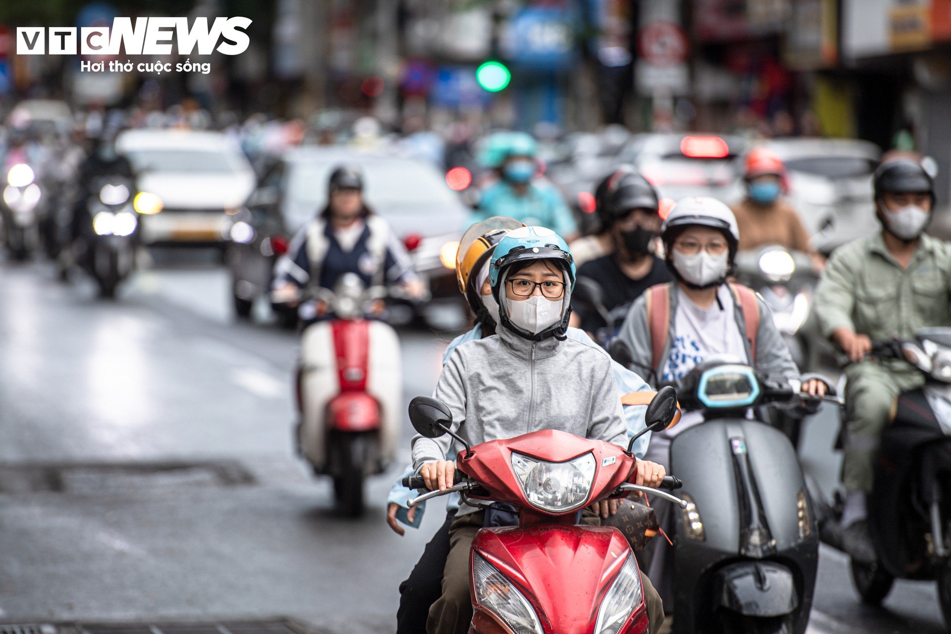 Hà Nội giảm gần 10°C, người dân mặc đồ 'trên đông dưới hè' xuống phố - 2