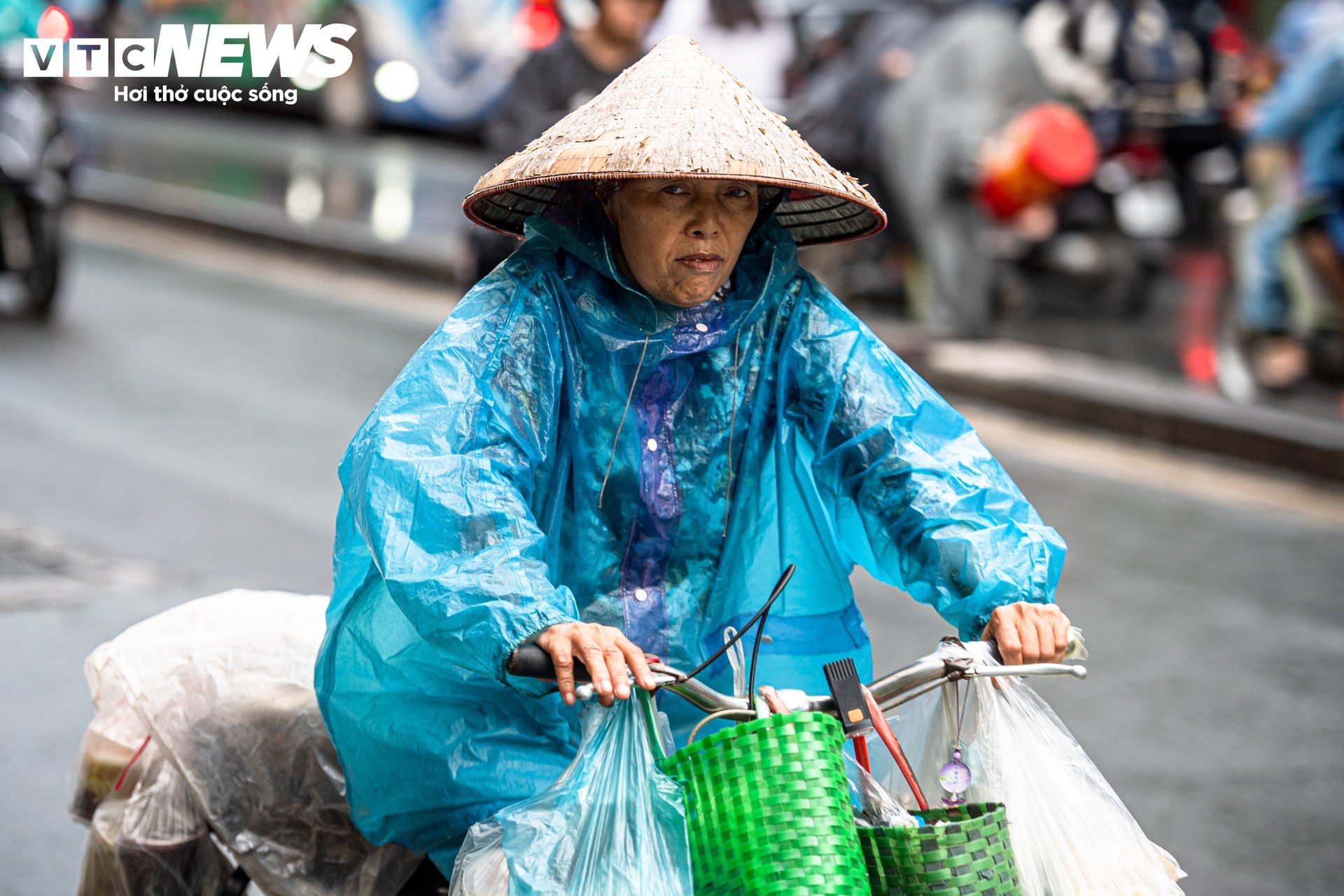 Hà Nội giảm gần 10°C, người dân mặc đồ 'trên đông dưới hè' xuống phố - 4
