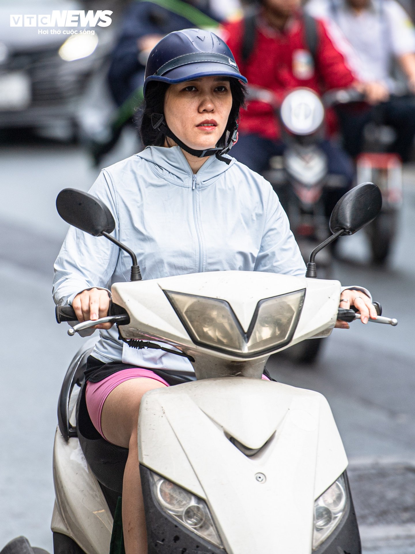 Hà Nội giảm gần 10°C, người dân mặc đồ 'trên đông dưới hè' xuống phố - 5