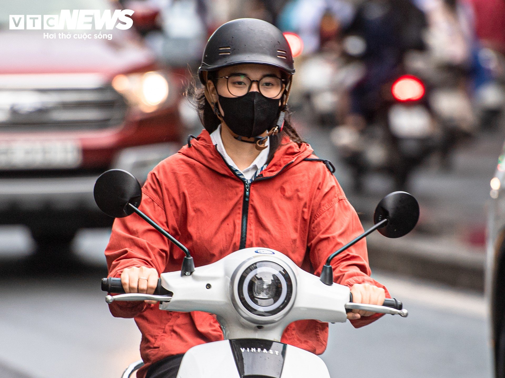 Hà Nội giảm gần 10°C, người dân mặc đồ 'trên đông dưới hè' xuống phố - 7