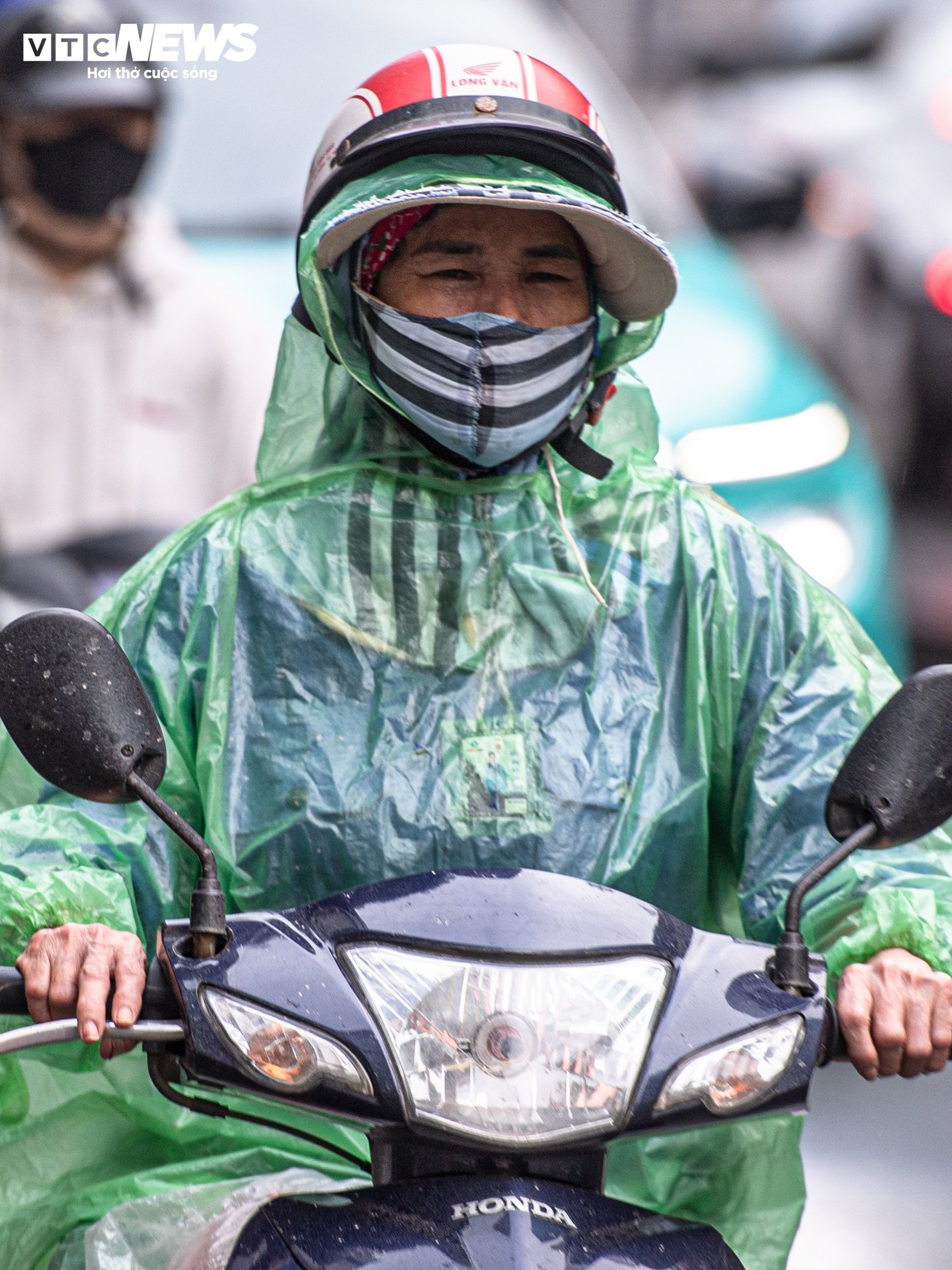 Hà Nội giảm gần 10°C, người dân mặc đồ 'trên đông dưới hè' xuống phố - 10