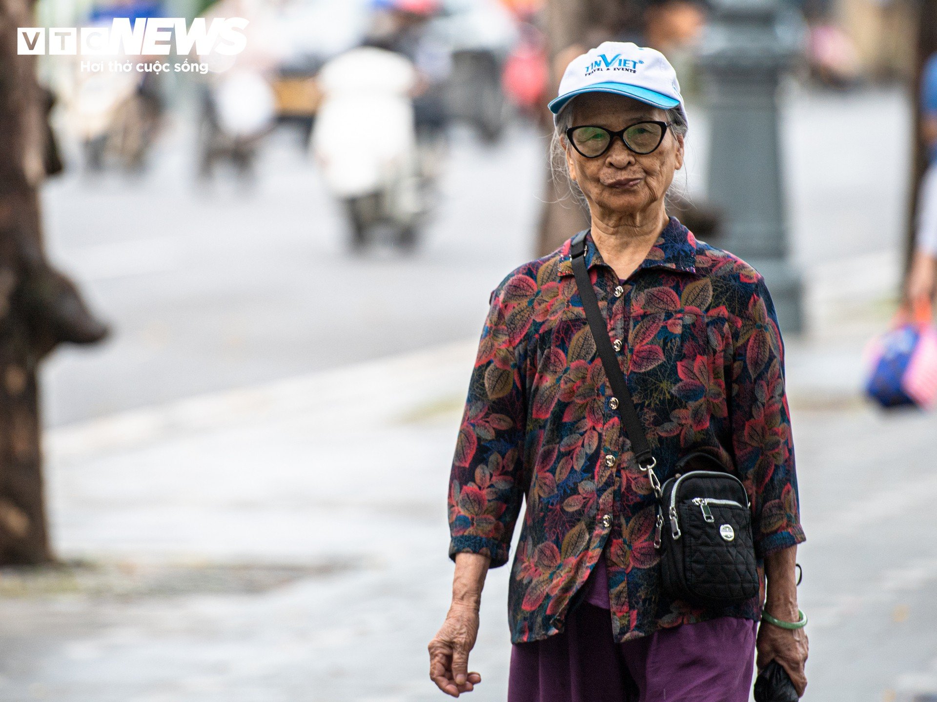 Hà Nội giảm gần 10°C, người dân mặc đồ 'trên đông dưới hè' xuống phố - 11