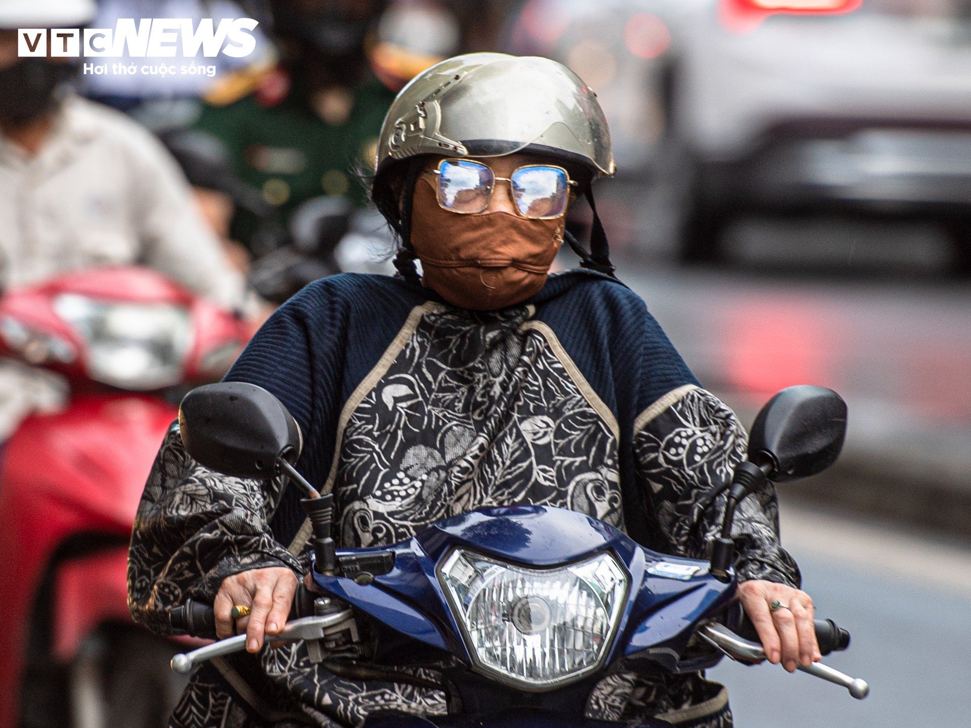 Hà Nội giảm gần 10°C, người dân mặc đồ 'trên đông dưới hè' xuống phố - 13