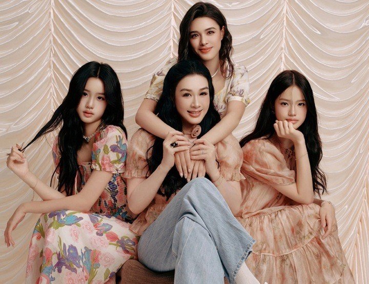 Chung Lệ Đề bên 3 cô con gái.