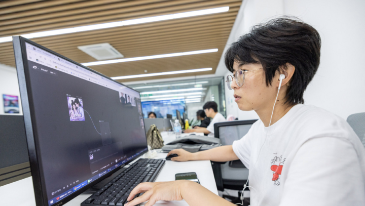 Nhân viên tại một cơ sở sản xuất phim AI ở Trung Quốc.