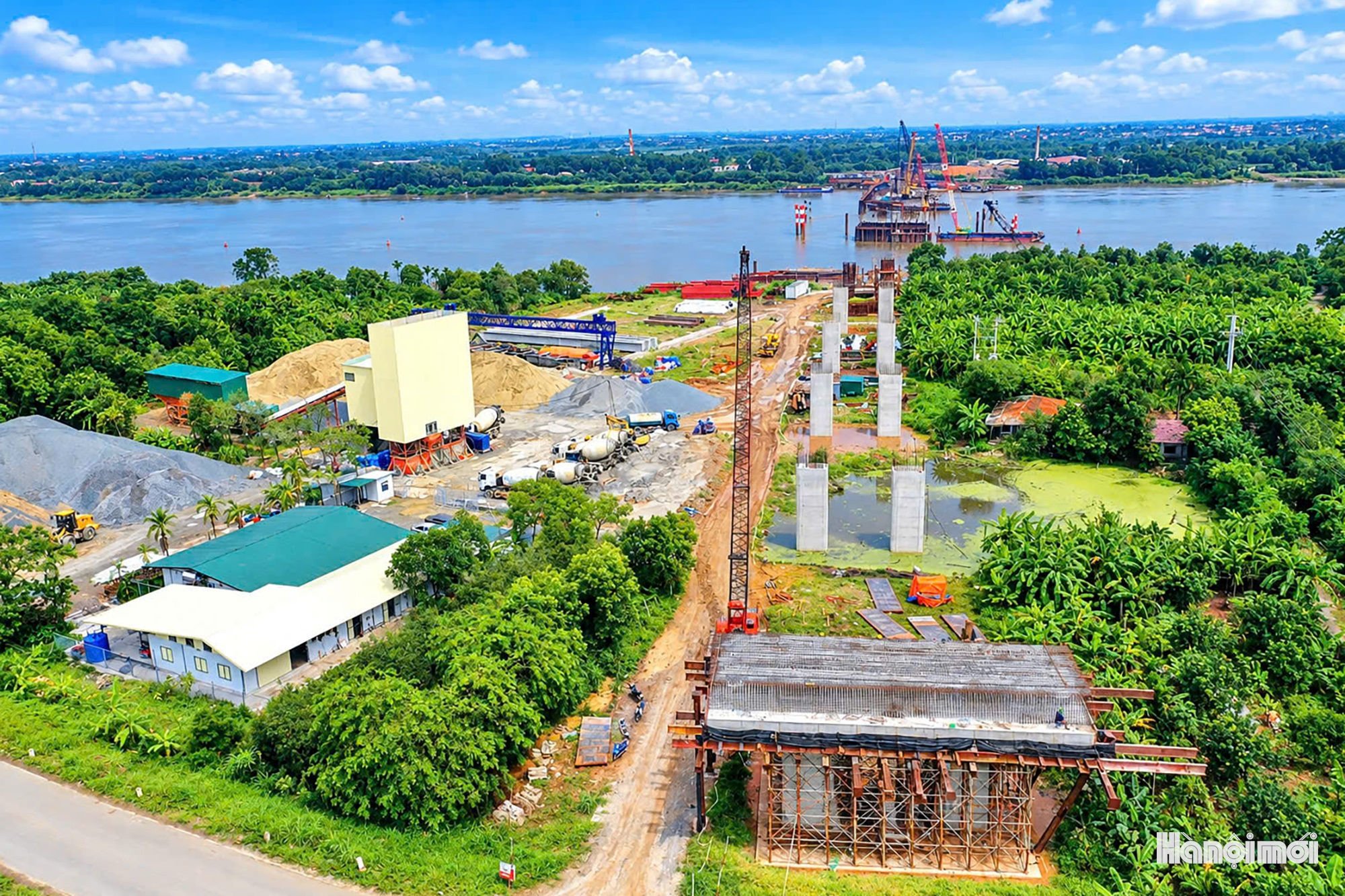 Sau hơn một năm triển khai, dự án đầu tư xây dựng cầu Vân Phúc vượt sông Hồng nối thành phố Hà Nội và tỉnh Phú Thọ có tổng mức đầu tư 3.443 tỷ đồng đang dần rõ hình hài.