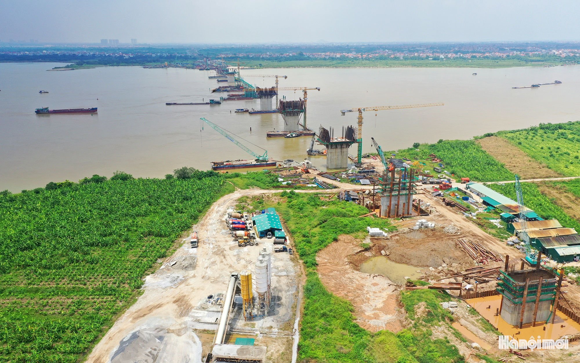Dự án cầu Hồng Hà được khởi công từ tháng 10-2025, là một trong những hạng mục trọng điểm của tuyến Vành đai 4 - Vùng Thủ đô. Cầu dài khoảng 6km, bắc qua sông Hồng, kết nối khu vực Đan Phượng và Mê Linh (cũ) nay là xã Ô Diên và xã Mê Linh, thành phố Hà Nội. Công trình có tổng mức đầu tư gần 10.000 tỷ đồng.