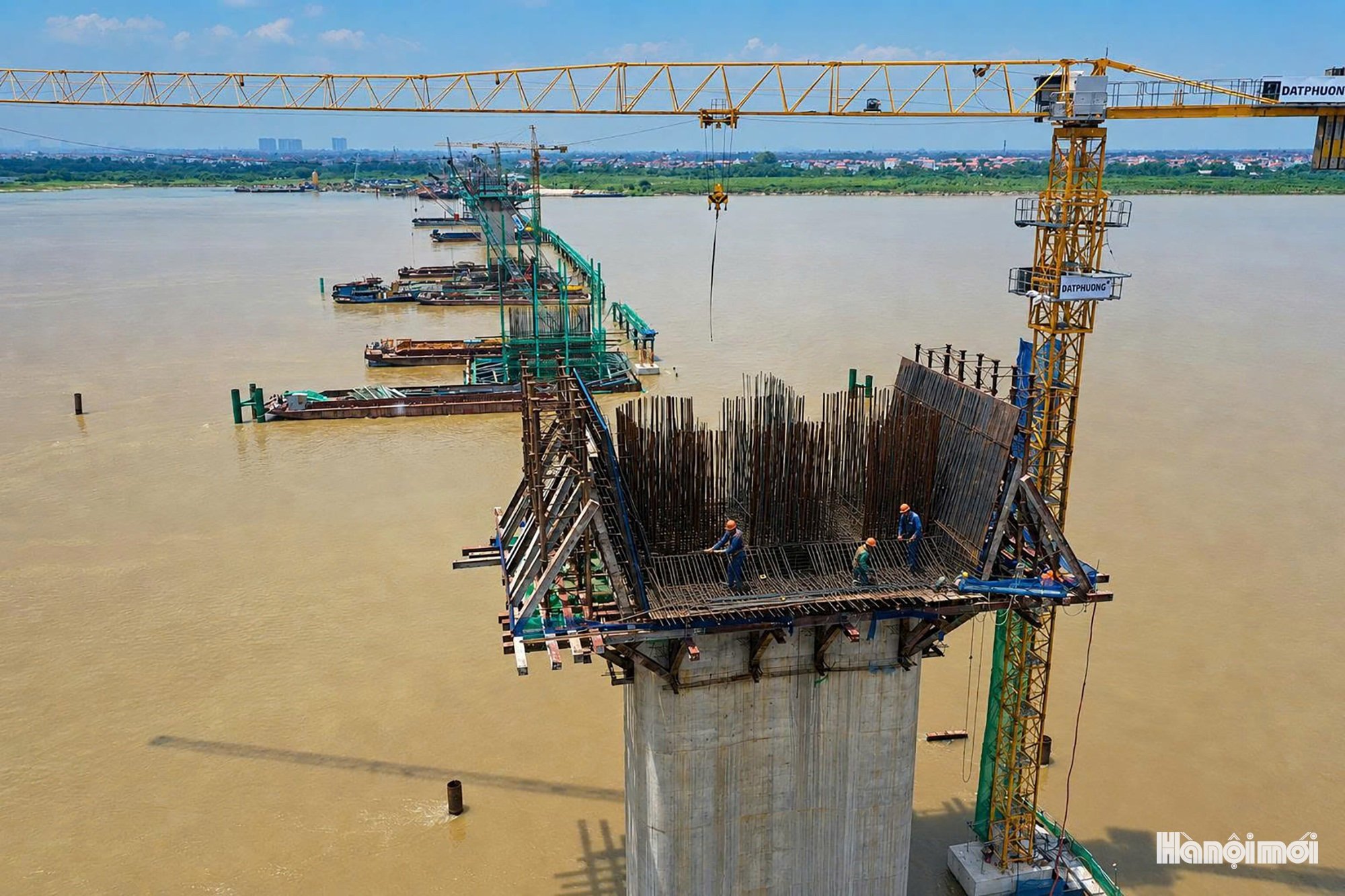 Sau gần một năm khởi công, dự án cầu Hồng Hà thuộc Vành đai 4 - Vùng Thủ đô đang được các nhà thầu tăng tốc thi công. Những trụ cầu cao dần lên giữa dòng sông Hồng, từng bước hình thành công trình giao thông quan trọng kết nối hai bờ sông.