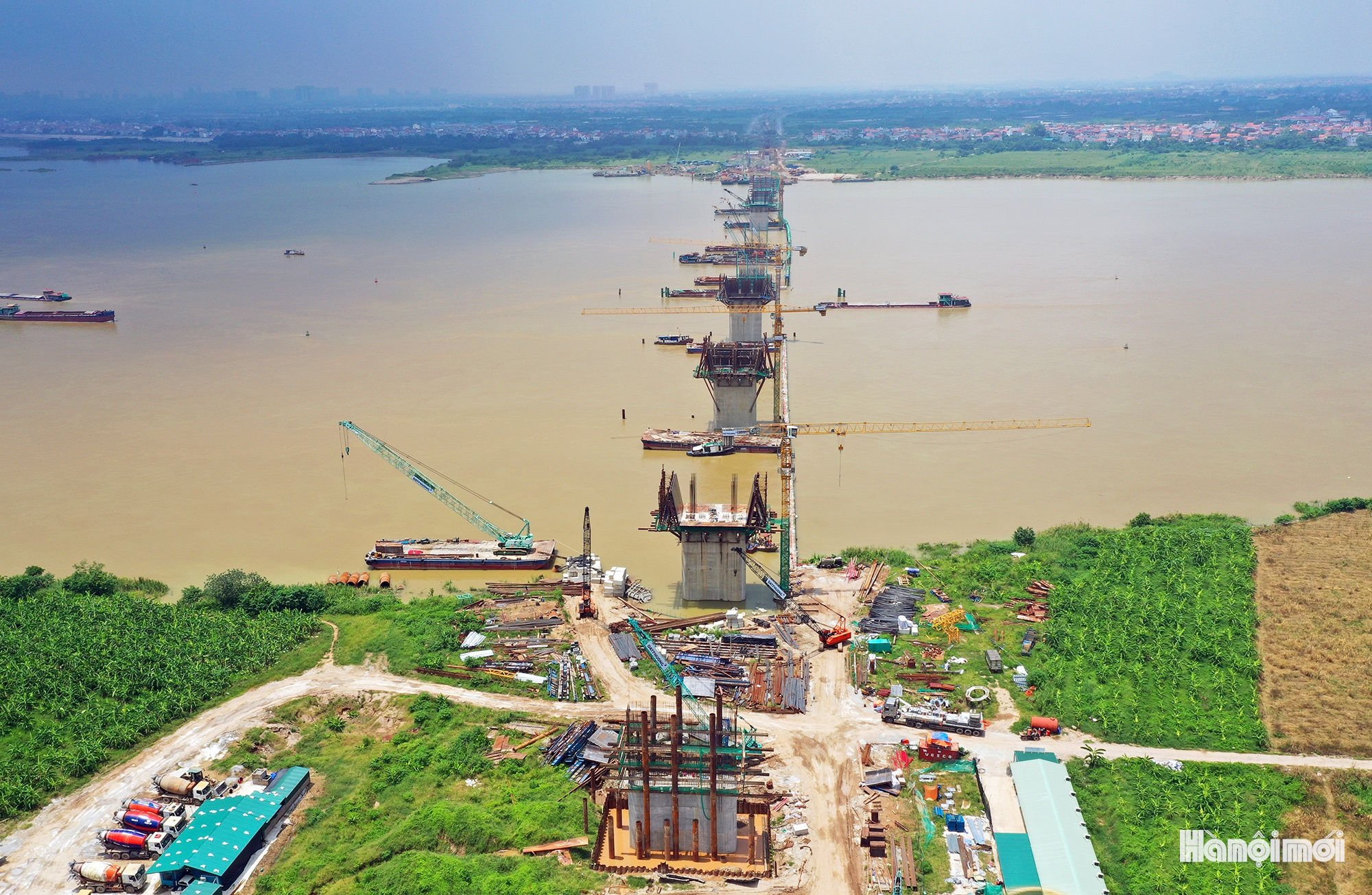 Khi hoàn thành, cầu Hồng Hà không chỉ tạo thêm một tuyến vượt sông Hồng mà còn góp phần khép kín tuyến Vành đai 4 - Vùng Thủ đô, hình thành trục giao thông liên vùng kết nối Hà Nội với các tỉnh lân cận. Công trình được kỳ vọng góp phần phân bổ lại dòng phương tiện, giảm áp lực giao thông cho các cây cầu hiện hữu, đồng thời mở rộng không gian kết nối giữa các khu vực hai bên sông Hồng.