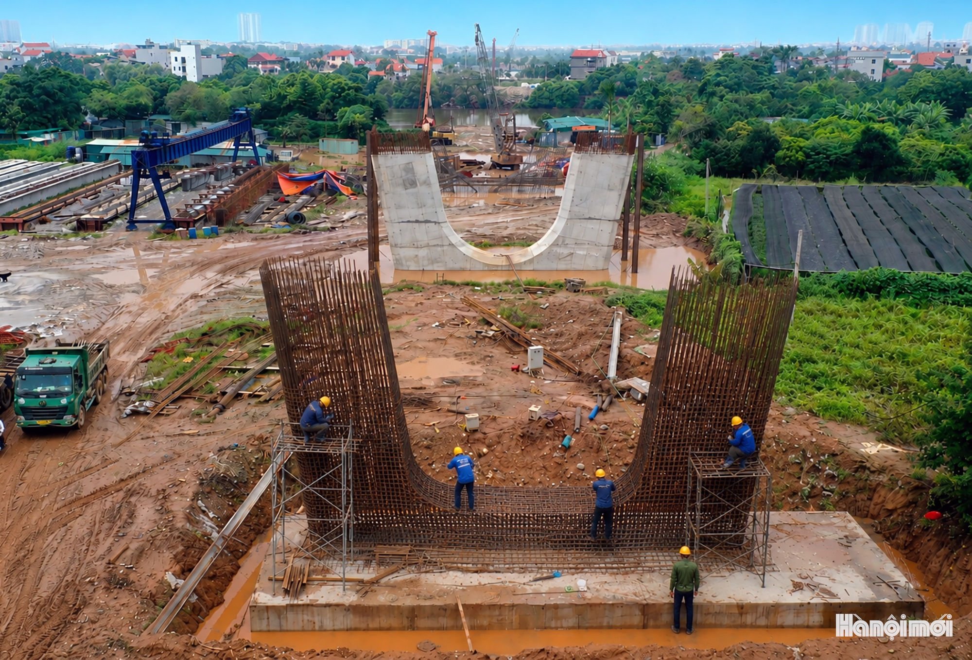 Được biết, trên công trường cầu Thượng Cát, đơn vị thi công hiện đang duy trì chế độ “3 ca, 4 kíp” để bảo đảm tiến độ đề ra.