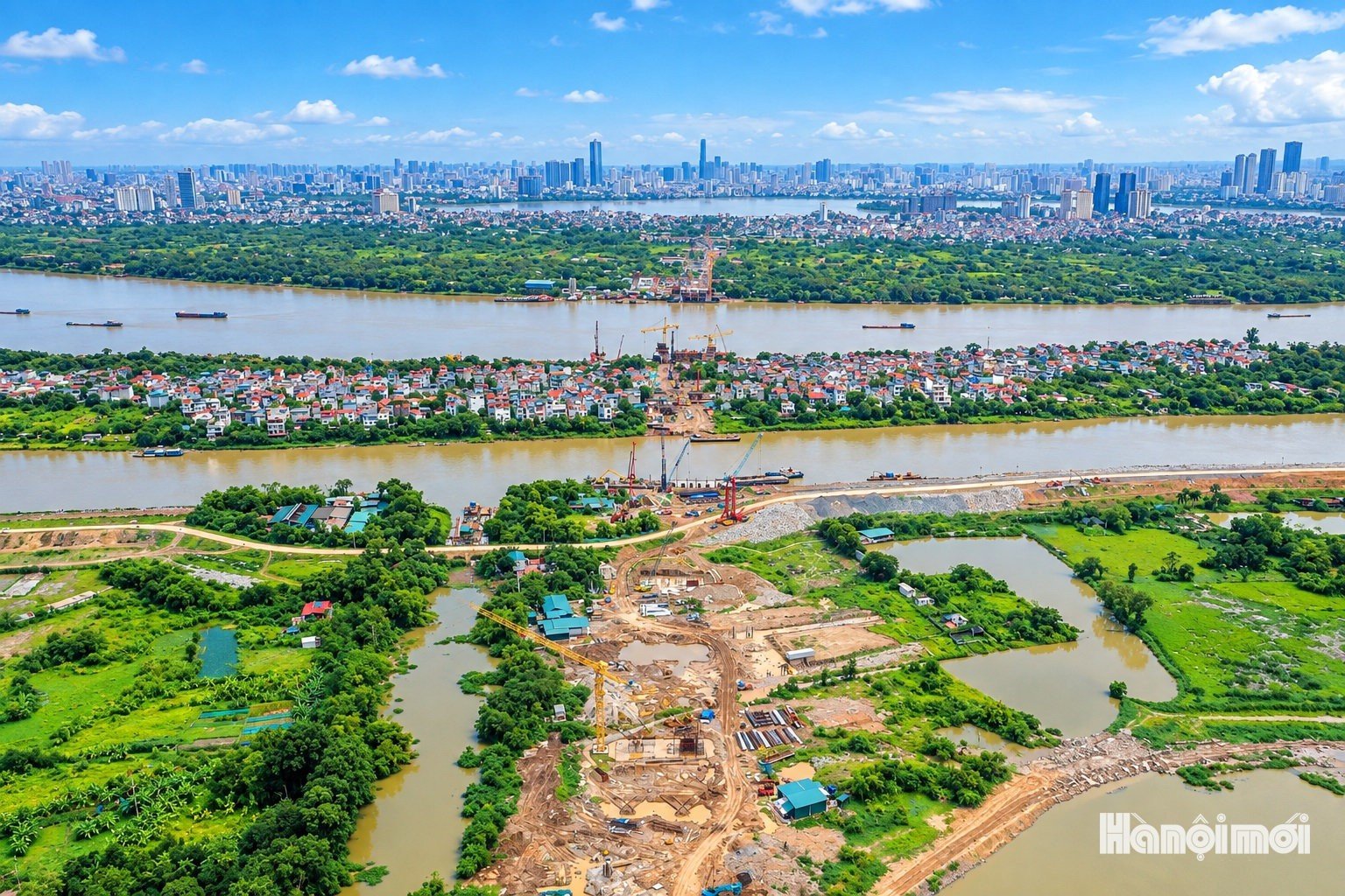 Dự án cầu Tứ Liên và đường dẫn hai đầu cầu có tổng chiều dài 5,15km, với điểm đầu kết nối với đường Nghi Tàm (phường Tây Hồ); điểm cuối qua nút giao với đường Trường Sa (xã Đông Anh). Trong đó cầu chính dây văng Tứ Liên dài 1km, rộng 43m và 2 nút giao thông Nghi Tàm, Trường Sa.