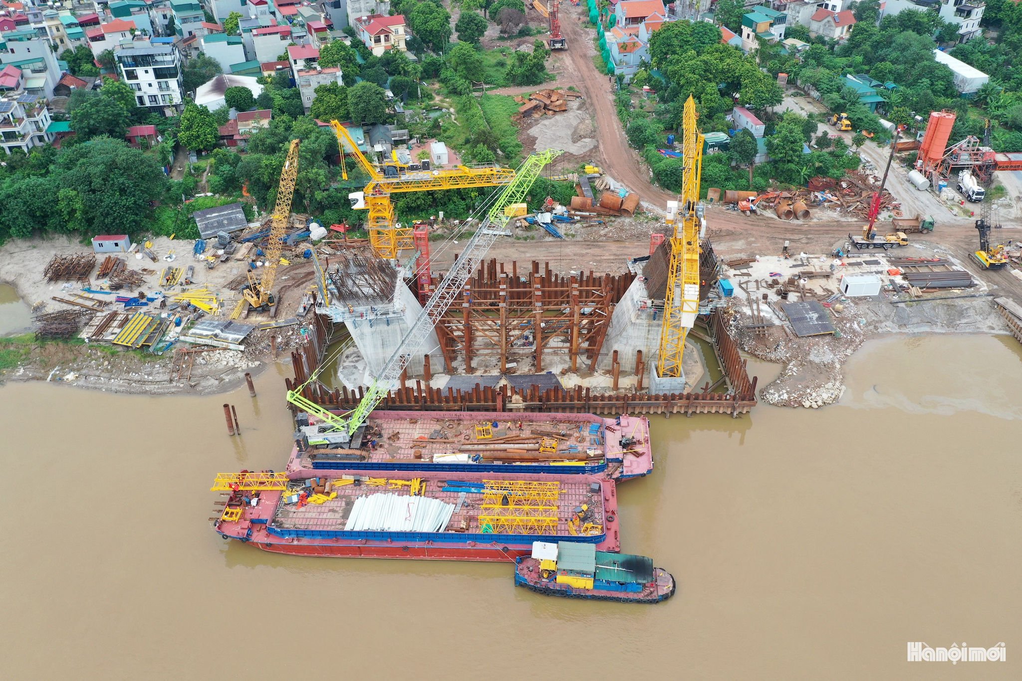 Các nhà thầu đang đồng loạt triển khai nhiều hạng mục. Đối với cầu chính, đã hoàn thành toàn bộ 84 cọc khoan nhồi tại hai trụ tháp chính P37, P38 và 2 bệ trụ; đang thi công các đốt thân tháp, dầm ngang và các hạng mục liên quan.