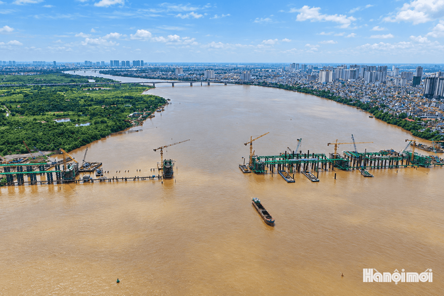 Cầu Trần Hưng Đạo và cầu dẫn dài 4,18 km, điểm đầu tại ngã 5 Trần Hưng Đạo - Trần Thánh Tông, phường Cửa Nam - Hai Bà Trưng, điểm cuối nối với phố Nguyễn Sơn, phường Bồ Đề. rong đó, phần cầu chính dài 870m, được chia làm 6 nhịp (mỗi nhịp 145m) tạo thành 2 liên cầu