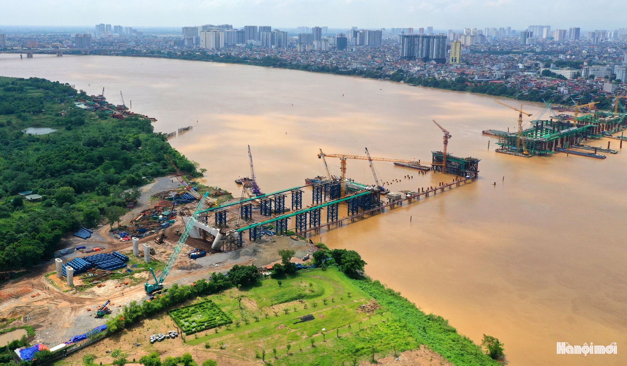 Khởi công chưa đầy một năm, dự án cầu Trần Hưng Đạo với tổng mức đầu tư hơn 16.200 tỷ đồng đã hoàn thành khối lượng thi công ấn tượng lên tới 40%, đã vượt qua giai đoạn thi công phức tạp nhất dưới lòng sông Hồng
