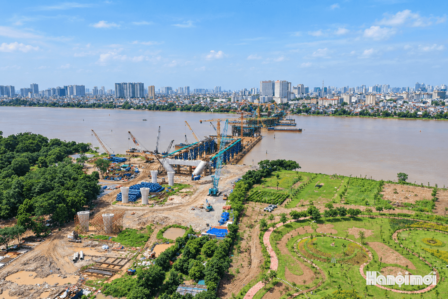 Cầu Trần Hưng Đạo là cây cầu biểu tượng bắc qua sông Hồng. Khi hoàn thành, cầu Trần Hưng Đạo sẽ giảm áp lực giao thông cho cầu Chương Dương, nơi đang bị quá tải 8 lần công suất thiết kế, và cầu Vĩnh Tuy - nơi đang bị ùn tắc thường xuyên ở 2 đầu.