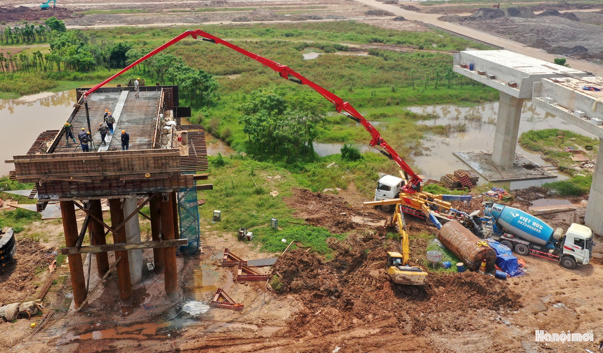 Nhà thầu đang tập trung nhân lực, máy móc, duy trì thi công liên tục, bảo đảm tiến độ và mục tiêu hoàn thành công trình theo đúng kế hoạch.