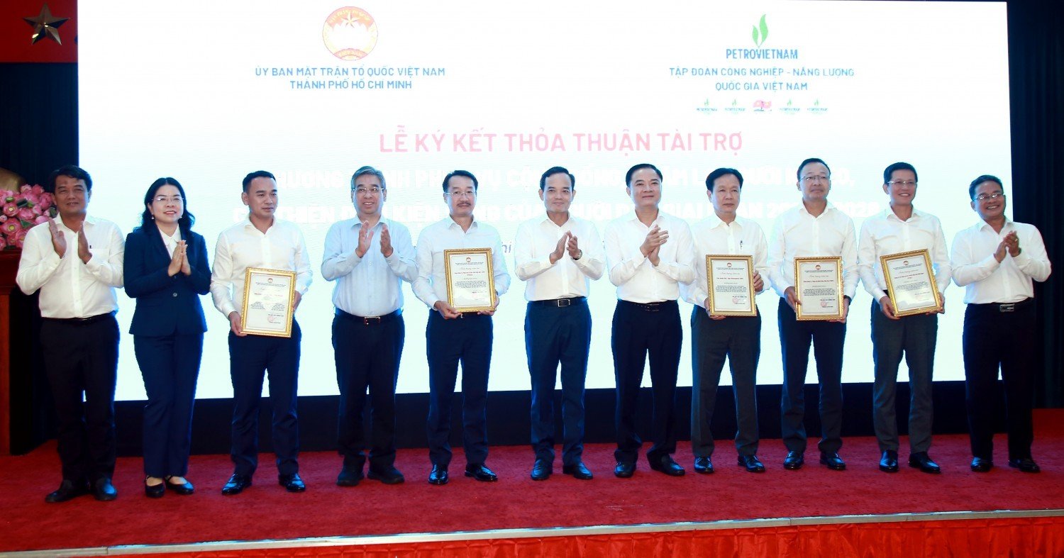 Bí thư Thành ủy TP Hồ Chí Minh Trần Lưu Quang trao thư cảm ơn cho các đơn vị tài trợ.