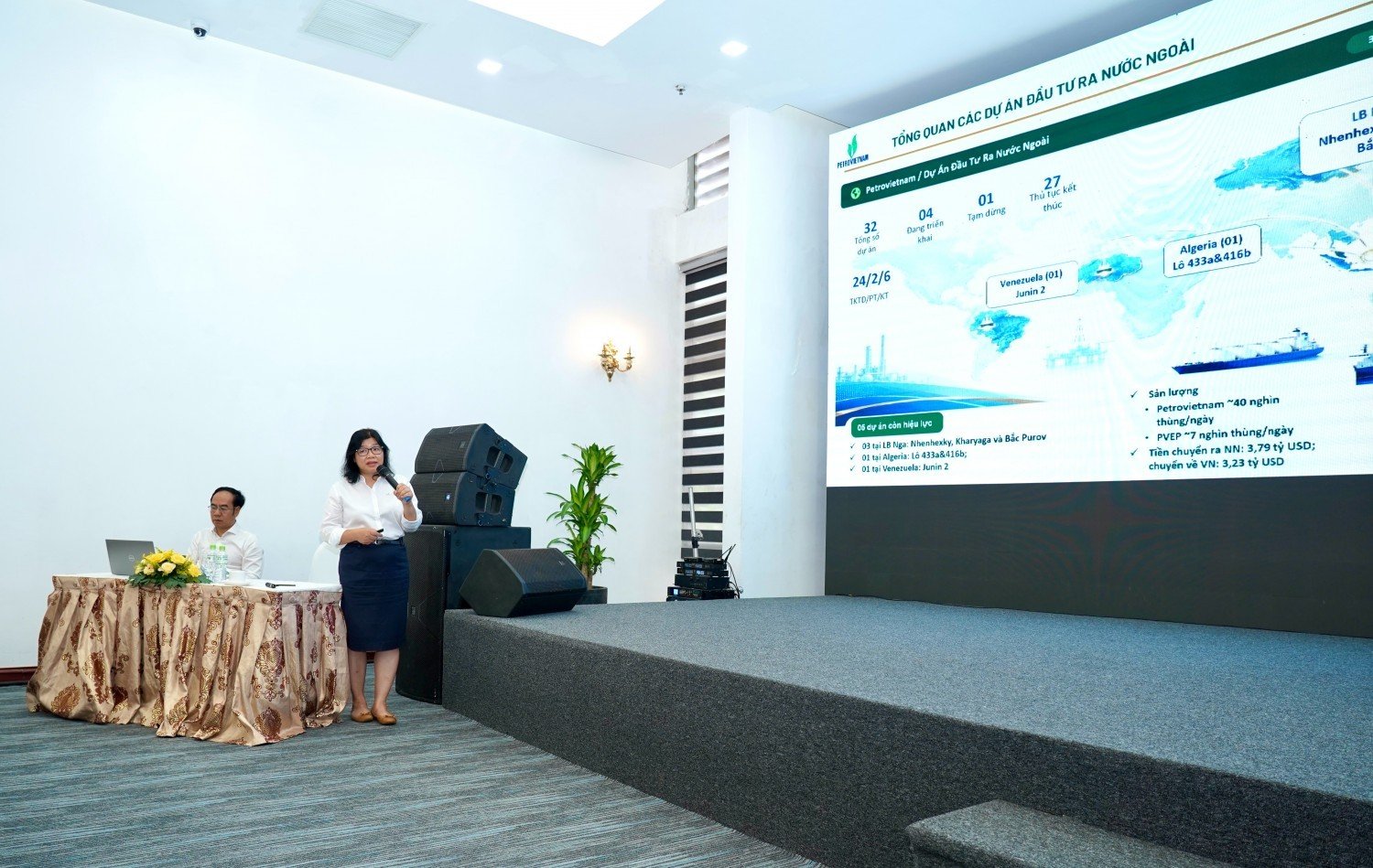 Bà Trần Thái Ninh - Phó Trưởng Ban Quản lý hợp đồng Tập đoàn trình bày các văn bản pháp luật mới
