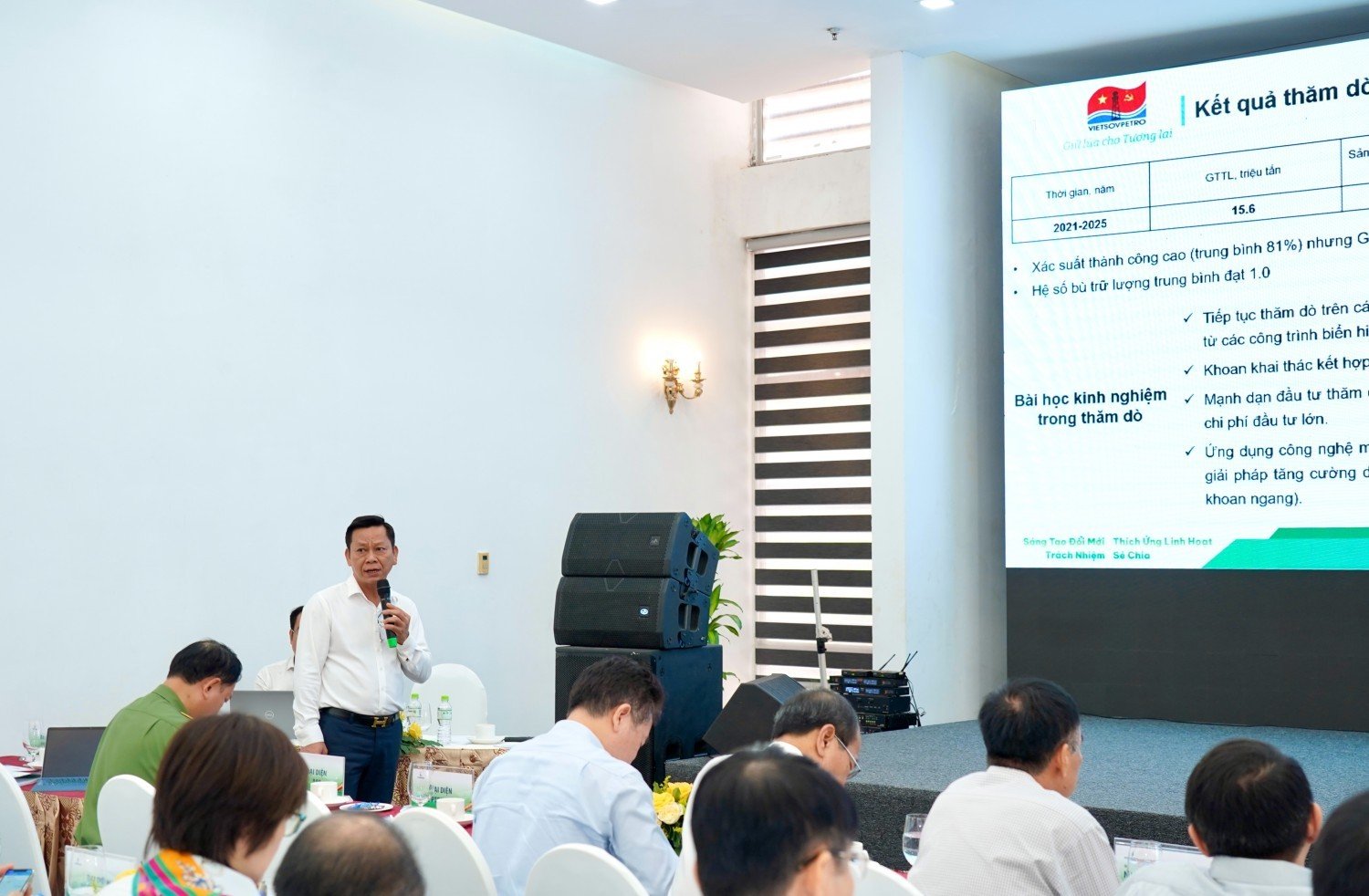 Ông Nguyễn Lâm Anh - Phó Tổng Giám đốc Vietsovpetro trình bày tham luận
