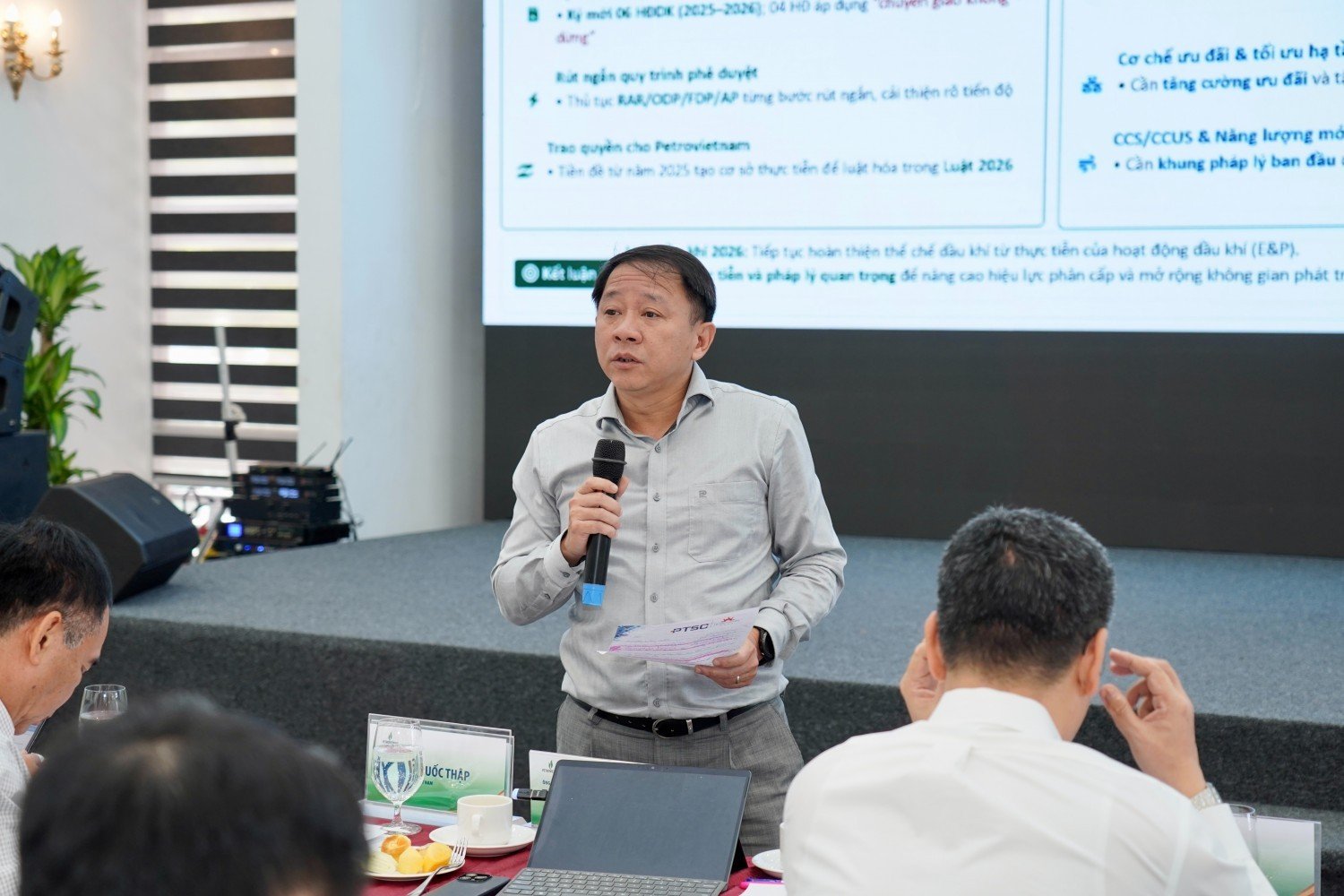 Ông Trần Thanh Tùng – Quyền Cục trưởng Cục Năng lượng – Dầu khí, Bộ Công Thương đóng góp ý kiến tại Hội nghị