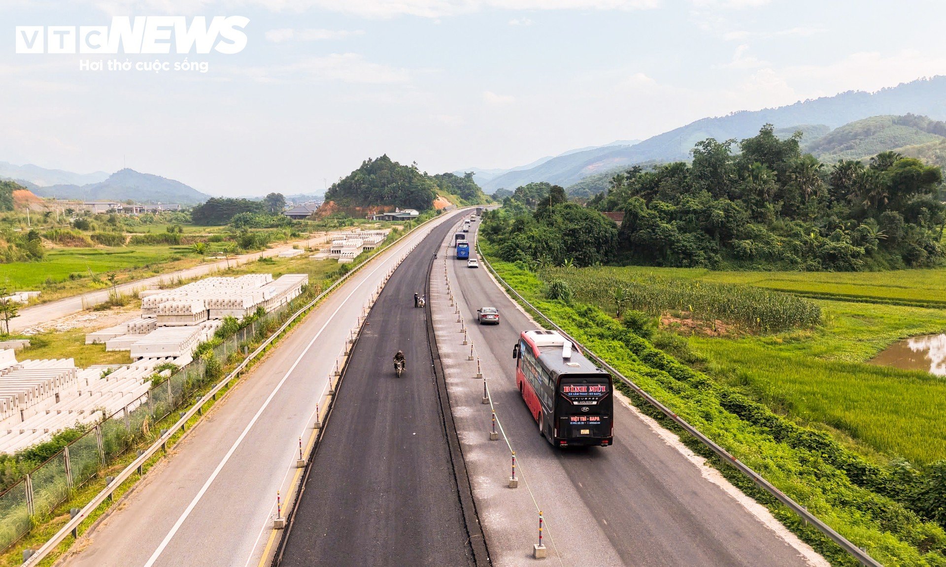 Hơn 120km trên cao tốc Nội Bài - Lào Cai thay đổi ra sao sau một năm mở rộng? - 1