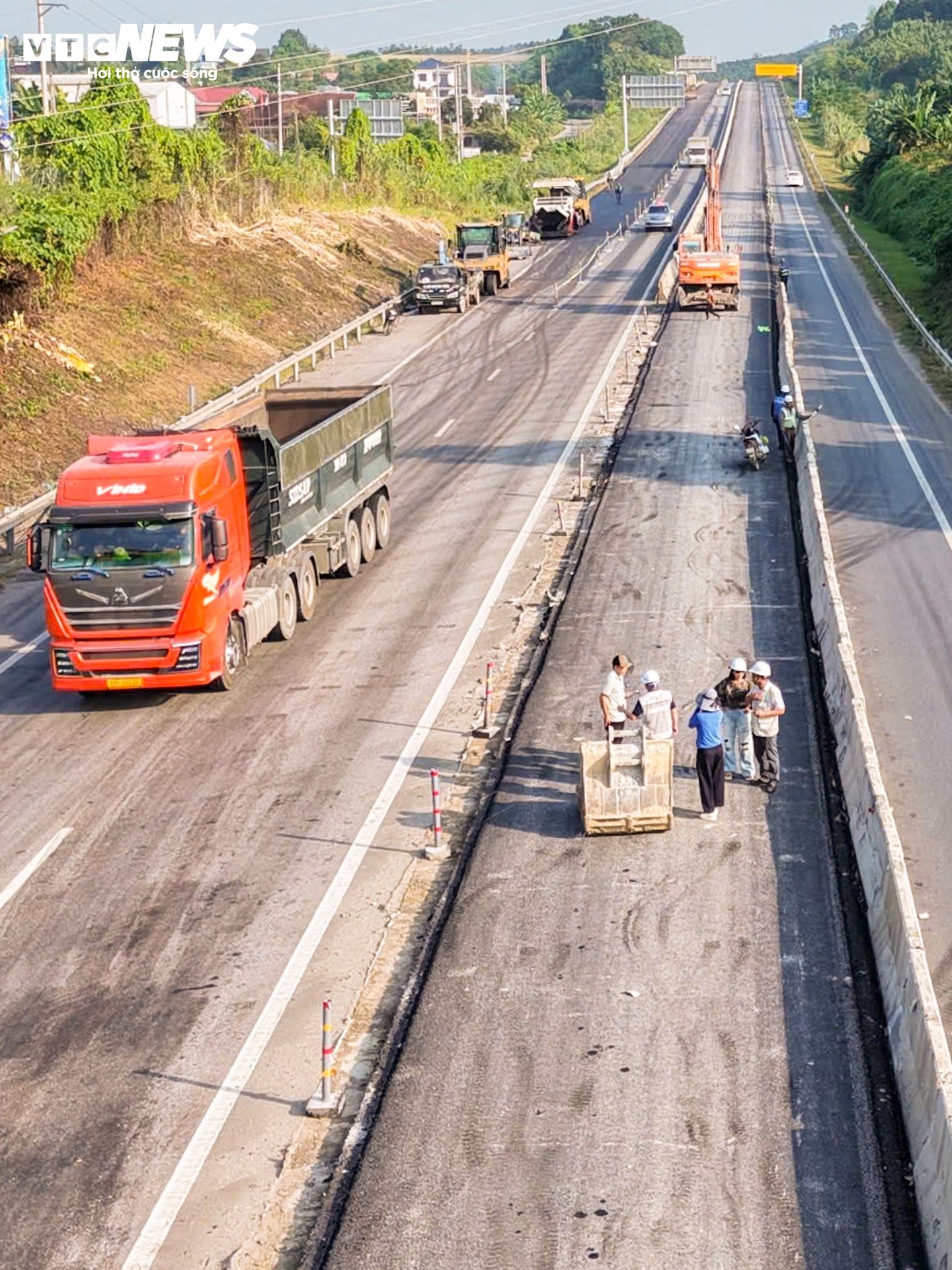 Hơn 120km trên cao tốc Nội Bài - Lào Cai thay đổi ra sao sau một năm mở rộng? - 7